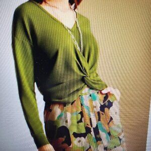 CABI STYLE 6334 TURNAROUND TEE IN AVOCADO GREEN SIZE M NWT